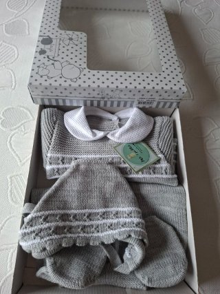 Conjunto bebé 1 mes gris y blanco
