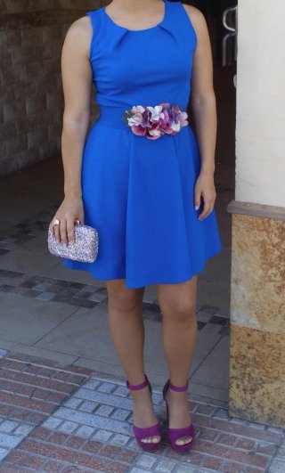 Vestido azul con cinturón floral