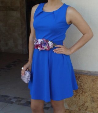 Vestido azul con cinturón floral