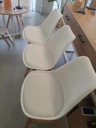 Taburetes altos de madera y plástico