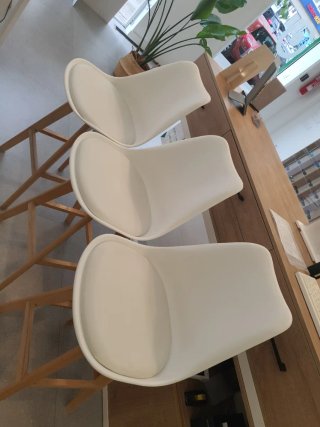Taburetes altos de madera y plástico