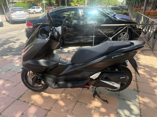 Honda PCX 125 Negra del 2025.