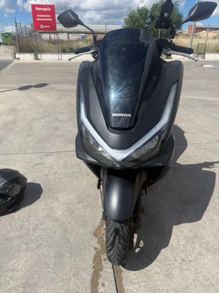 Honda PCX 125 Negra del 2025.