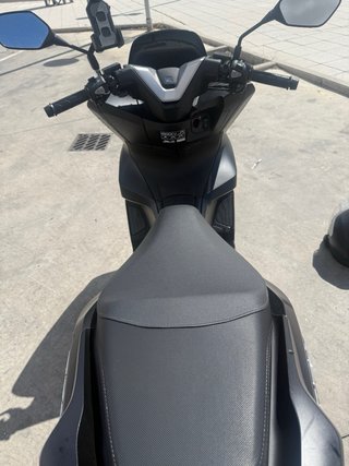 Honda PCX 125 Negra del 2025.