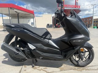 Honda PCX 125 Negra del 2025.