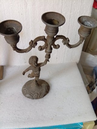 Candelabro antico con putto in metallo