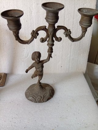 Candelabro antico con putto in metallo