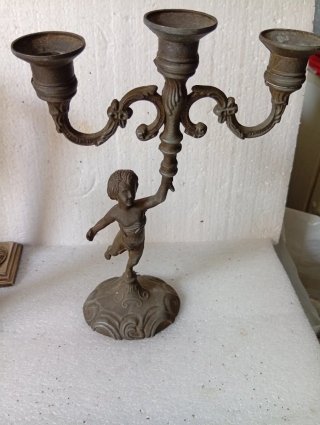 Candelabro antico con putto in metallo
