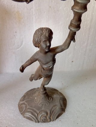 Candelabro antico con putto in metallo