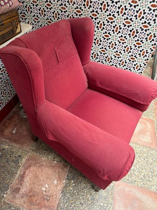 Sillón tapizado rojo