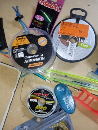 Accesorios de pesca: señuelos, hilo y más
