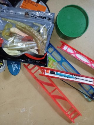 Accesorios de pesca: señuelos, hilo y más
