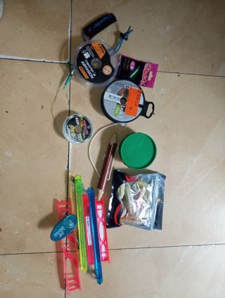 Accesorios de pesca: señuelos, hilo y más