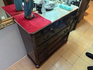 Cómoda de madera con tapa de mármol