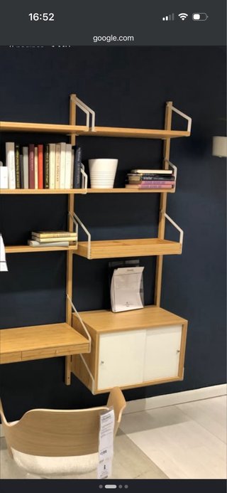 Estantería de pared de madera  SVALNÄS de IKEA.