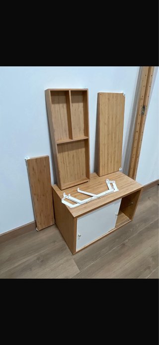 Estantería de pared de madera  SVALNÄS de IKEA.