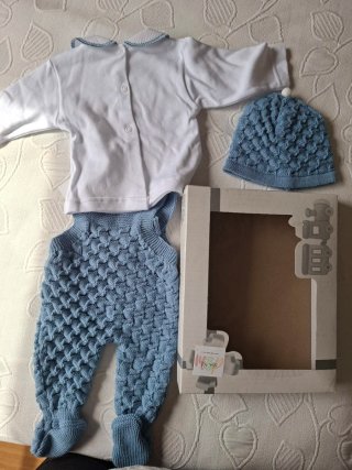 Conjunto bebé 1 mes azul tejido.