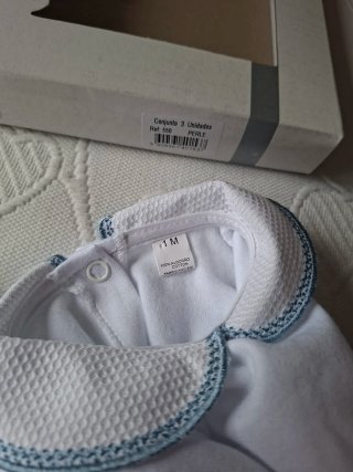 Conjunto bebé 1 mes azul tejido.