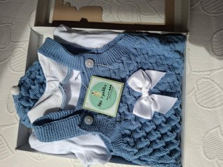 Conjunto bebé 1 mes azul tejido.