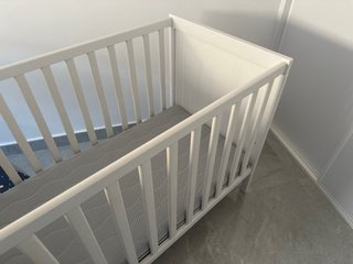 Cuna blanca para bebé
