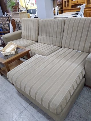 CÓMODO SOFÁ CHAISE LONGUE.