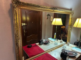 Espejo grande dorado con marco tallado