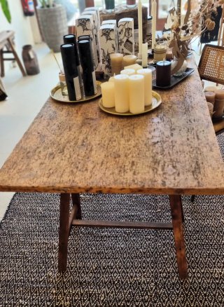 Mesa rústica antigua con caballetes teñidos