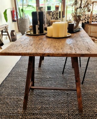 Mesa rústica antigua con caballetes teñidos