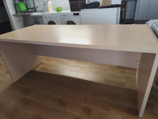 Mesa de escritorio de madera beige