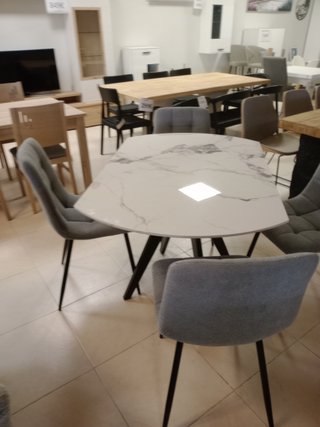 Mesa redonda mármol y 4 sillas grises