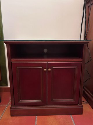 Mueble de madera con ruedas y cristal