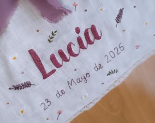 Percha bordada a mano