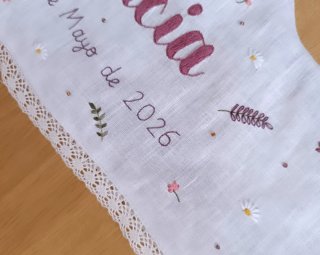 Percha bordada a mano