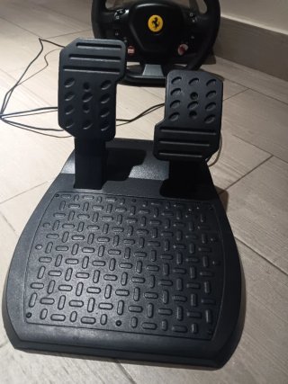 Volante y pedales Ferrari Thrustmaster