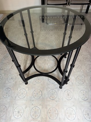 Mesa redonda de forja y cristal