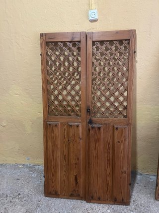 Puertas antiguas madera con celosía