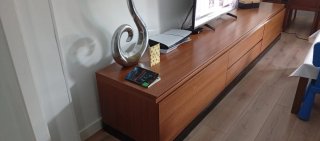 Mueble de salón de madera maciza.