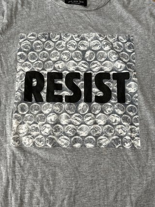Camiseta Bershka gris con estampado