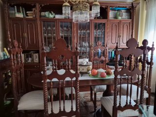 Mesa de comedor clásica y sillas y mueble