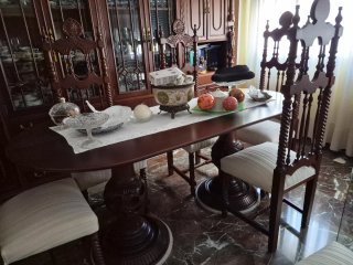 Mesa de comedor clásica y sillas y mueble