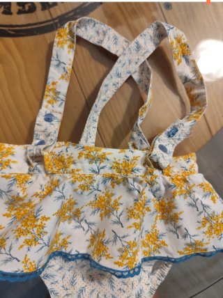 Ranita con tirantes con blusa floral 86 cm