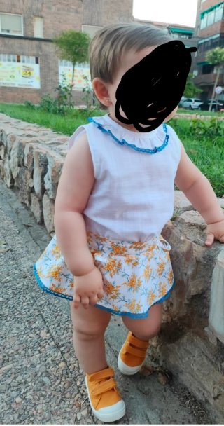 Ranita con tirantes con blusa floral 86 cm