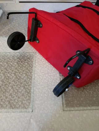 Bolsa plegable con ruedas roja