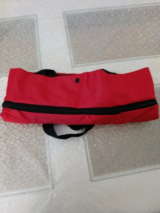 Bolsa plegable con ruedas roja