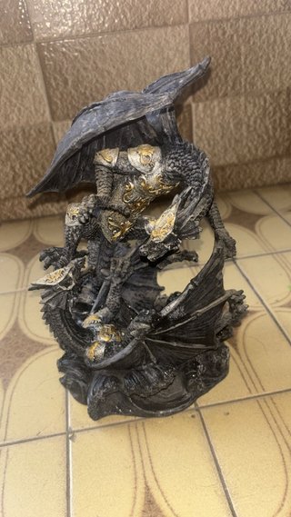 Figura dragón guerrero artesanal