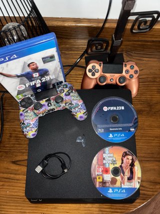 Consola PS4 con FIFA 23 y GTA V