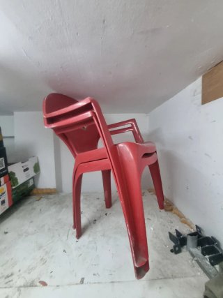 Sillas de plástico rojas duraderas