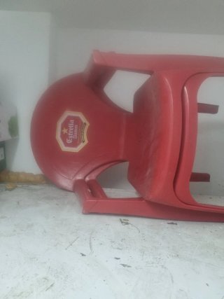 Sillas de plástico rojas duraderas