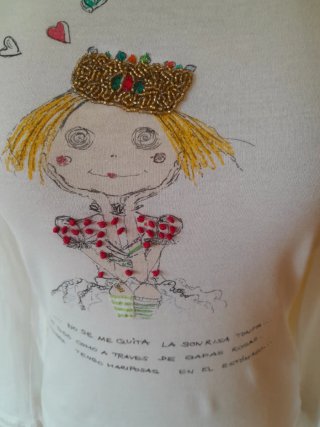 Camiseta blanca con dibujo de niña
