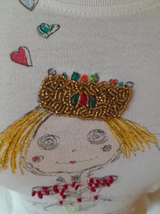 Camiseta blanca con dibujo de niña